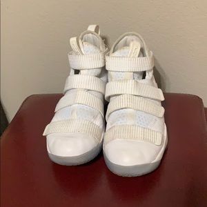 Nike boys/mens Lebron Soldier 11 basketball shoes